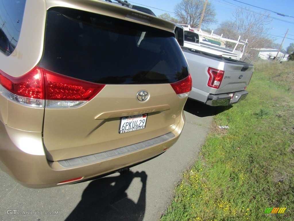 2011 Sienna LE - Sandy Beach Metallic / Bisque photo #16