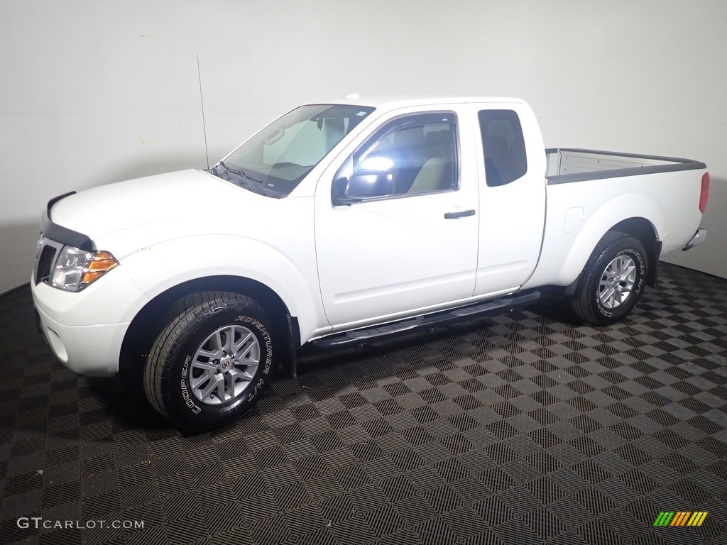 2015 Frontier SV King Cab 4x4 - Glacier White / Beige photo #8