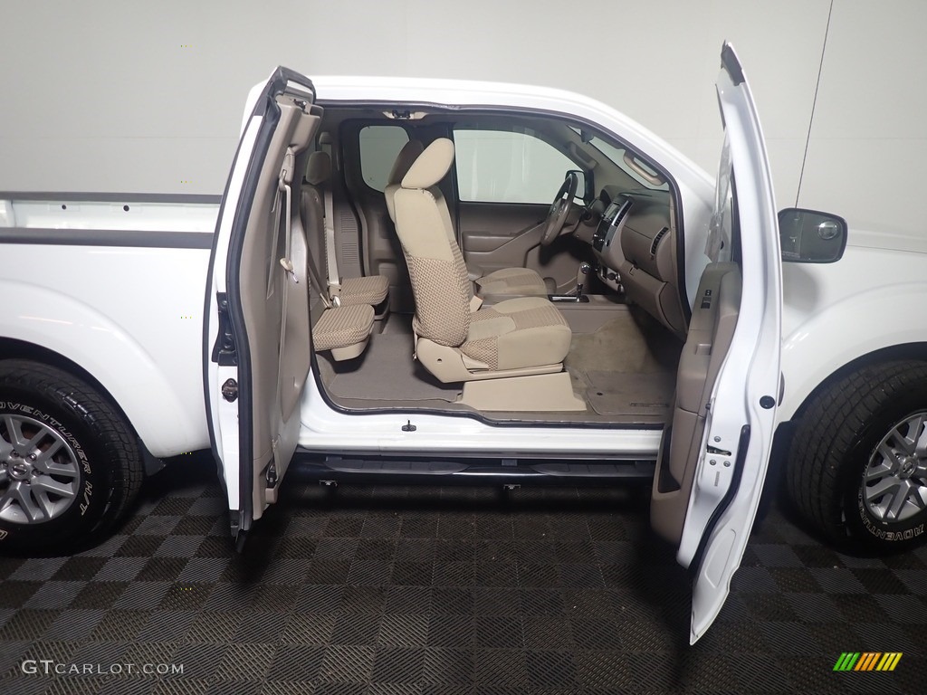 2015 Frontier SV King Cab 4x4 - Glacier White / Beige photo #35