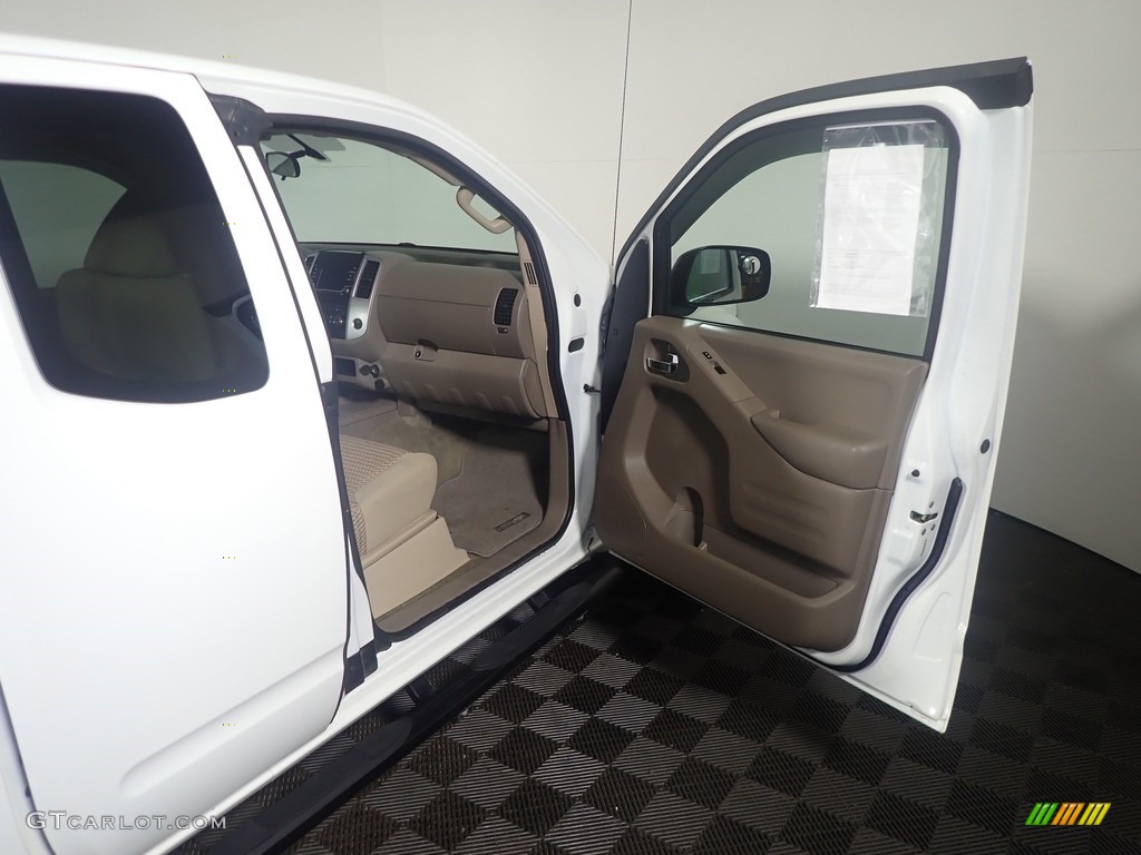 2015 Frontier SV King Cab 4x4 - Glacier White / Beige photo #37