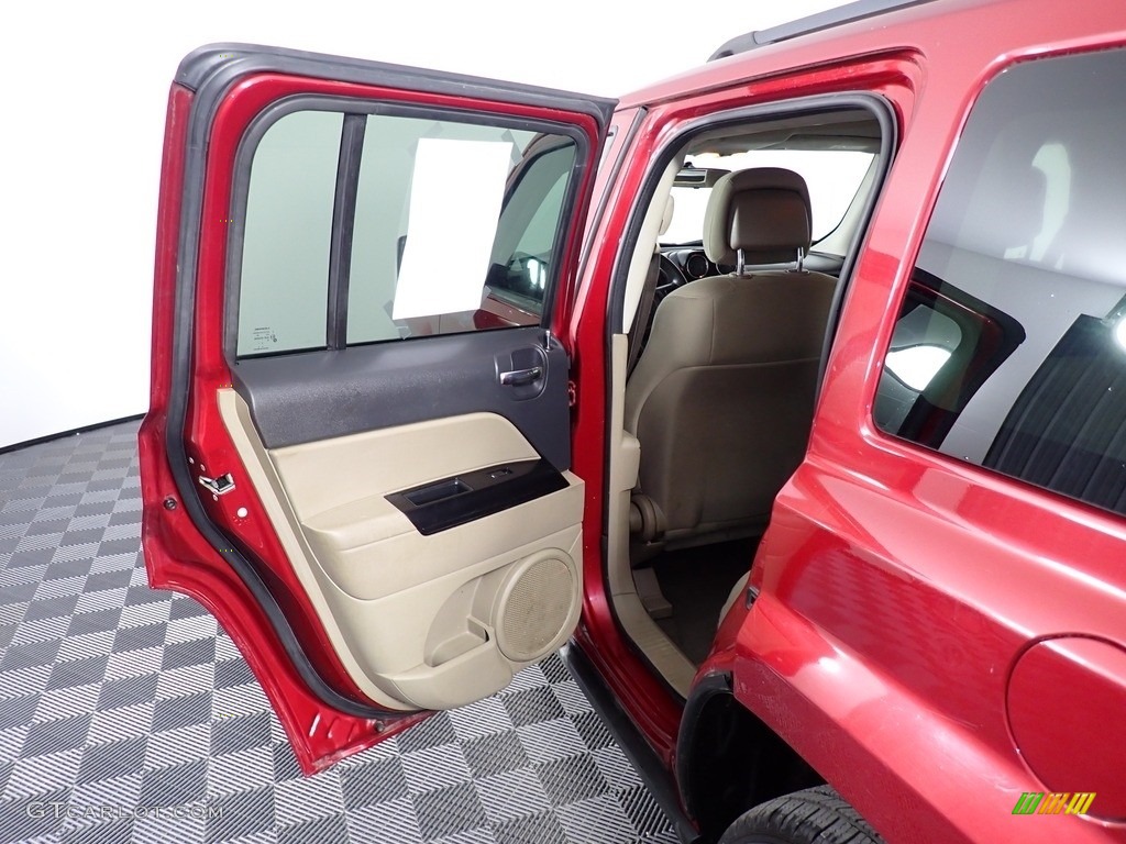 2011 Patriot Sport 4x4 - Deep Cherry Red Crystal Pearl / Dark Slate Gray/Light Pebble photo #32