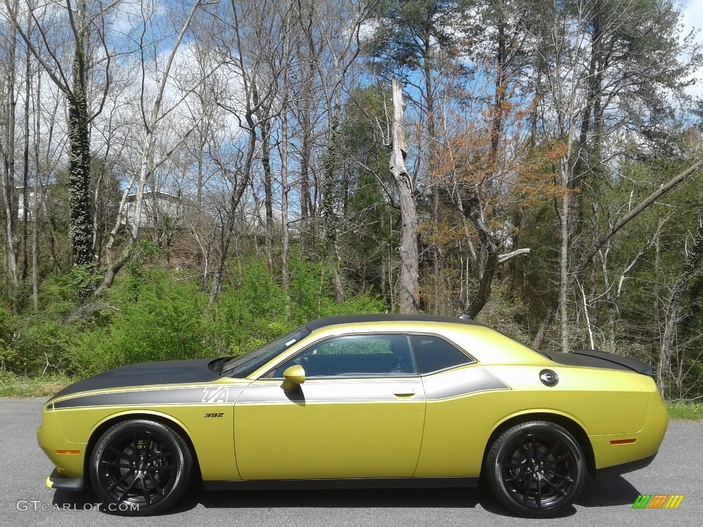 2021 Challenger R/T Scat Pack - Gold Rush / Black photo #1