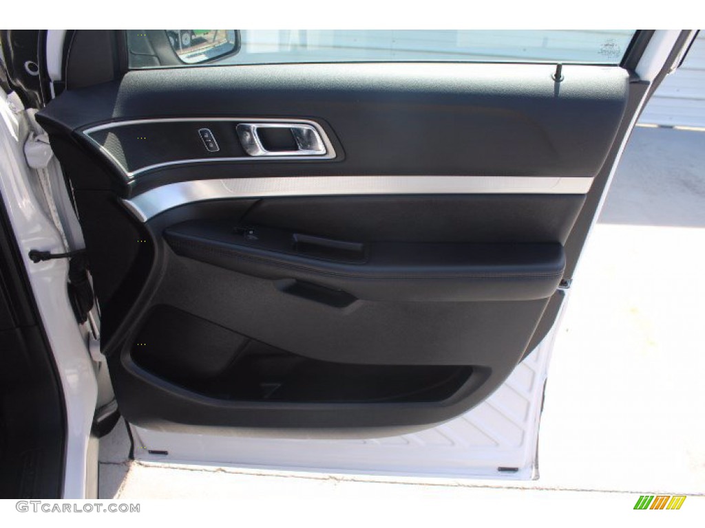 2017 Explorer XLT - Oxford White / Ebony Black photo #34