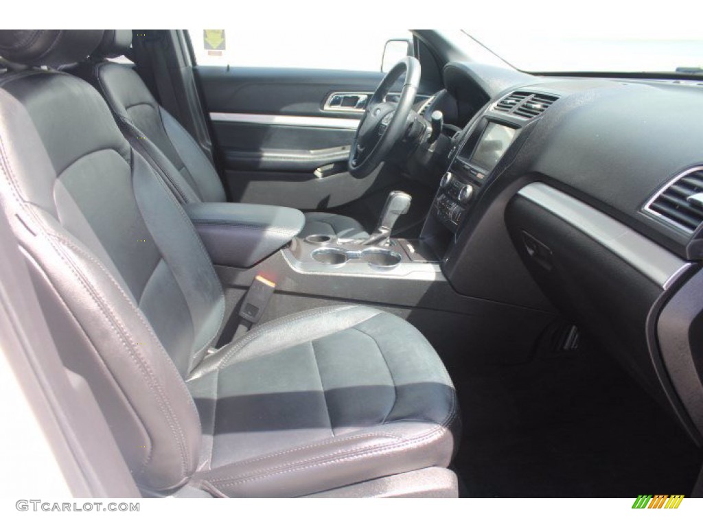 2017 Explorer XLT - Oxford White / Ebony Black photo #35