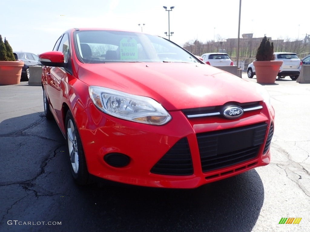 2014 Focus SE Sedan - Race Red / Charcoal Black photo #12