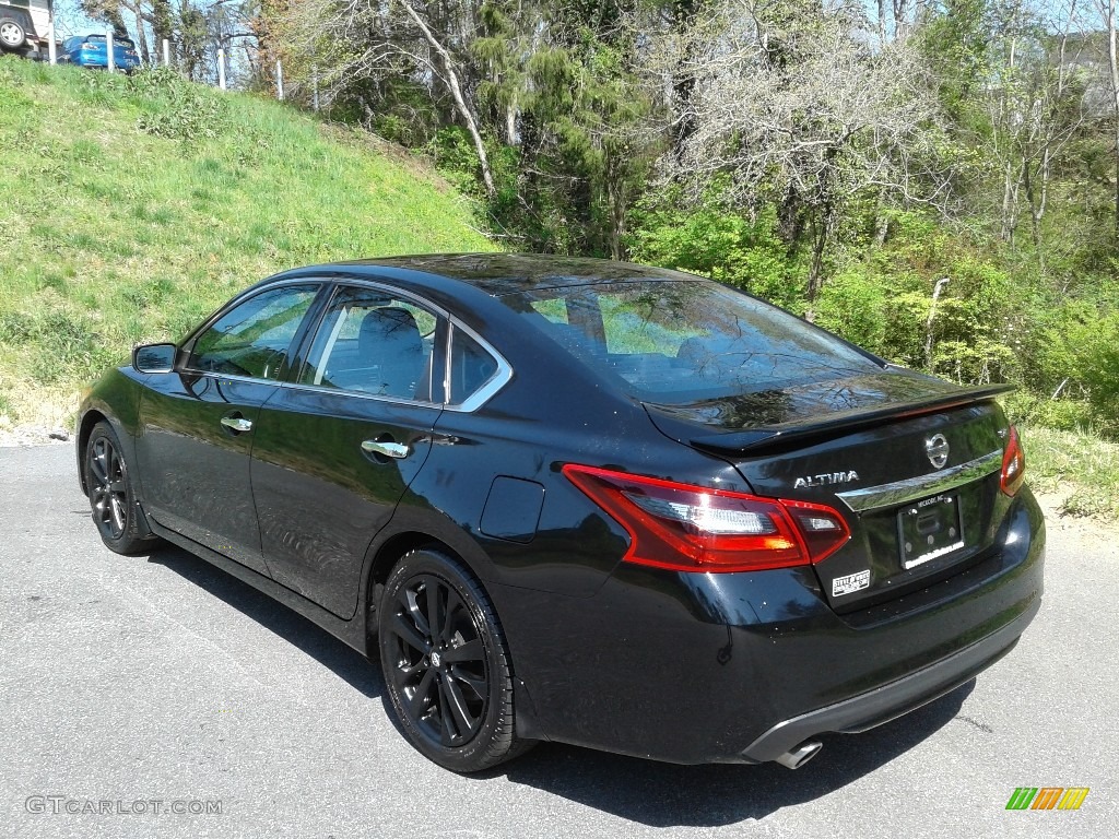 2017 Altima 2.5 SR - Super Black / Charcoal photo #8