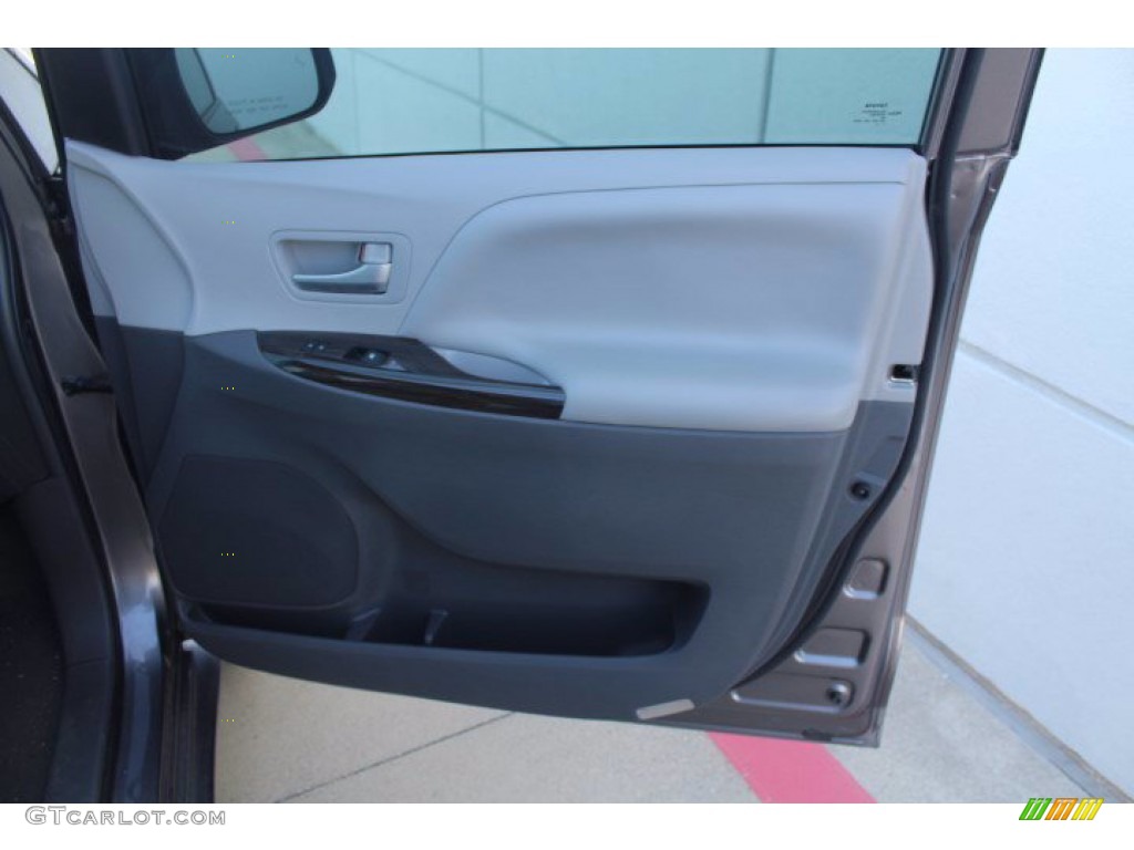 2017 Sienna XLE - Predawn Gray Mica / Ash photo #30