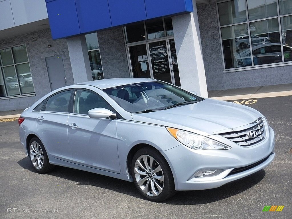 2013 Sonata SE - Iridescent Silver Blue Pearl / Gray photo #1