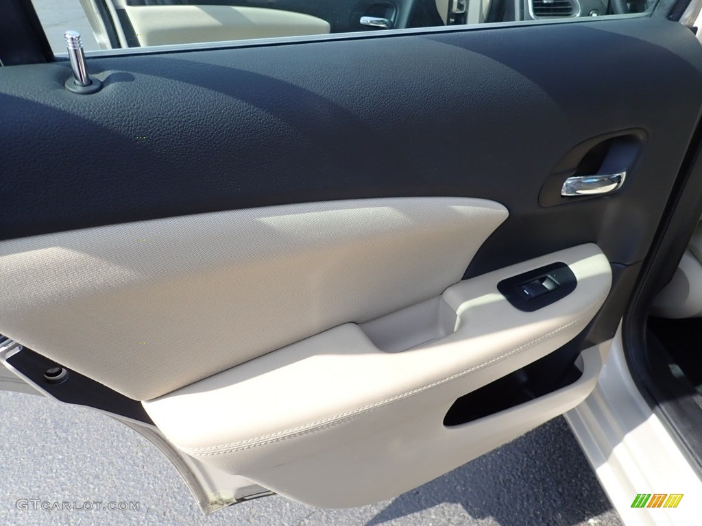 2014 200 LX Sedan - Cashmere Pearl / Black/Light Frost Beige photo #22