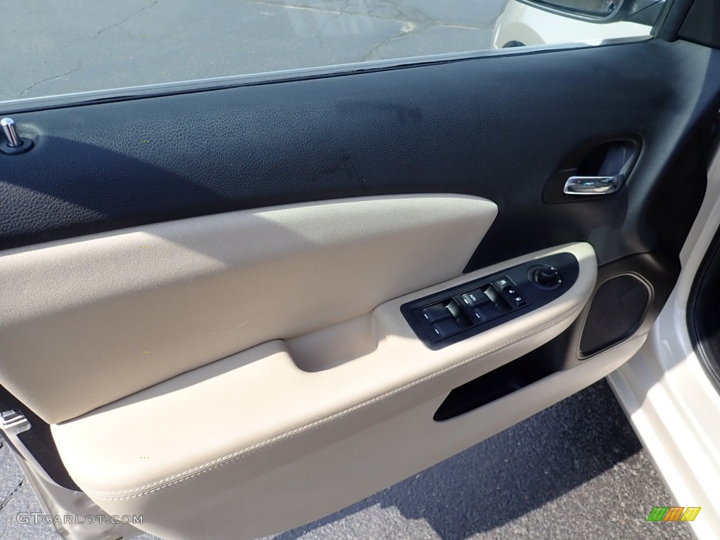 2014 200 LX Sedan - Cashmere Pearl / Black/Light Frost Beige photo #23