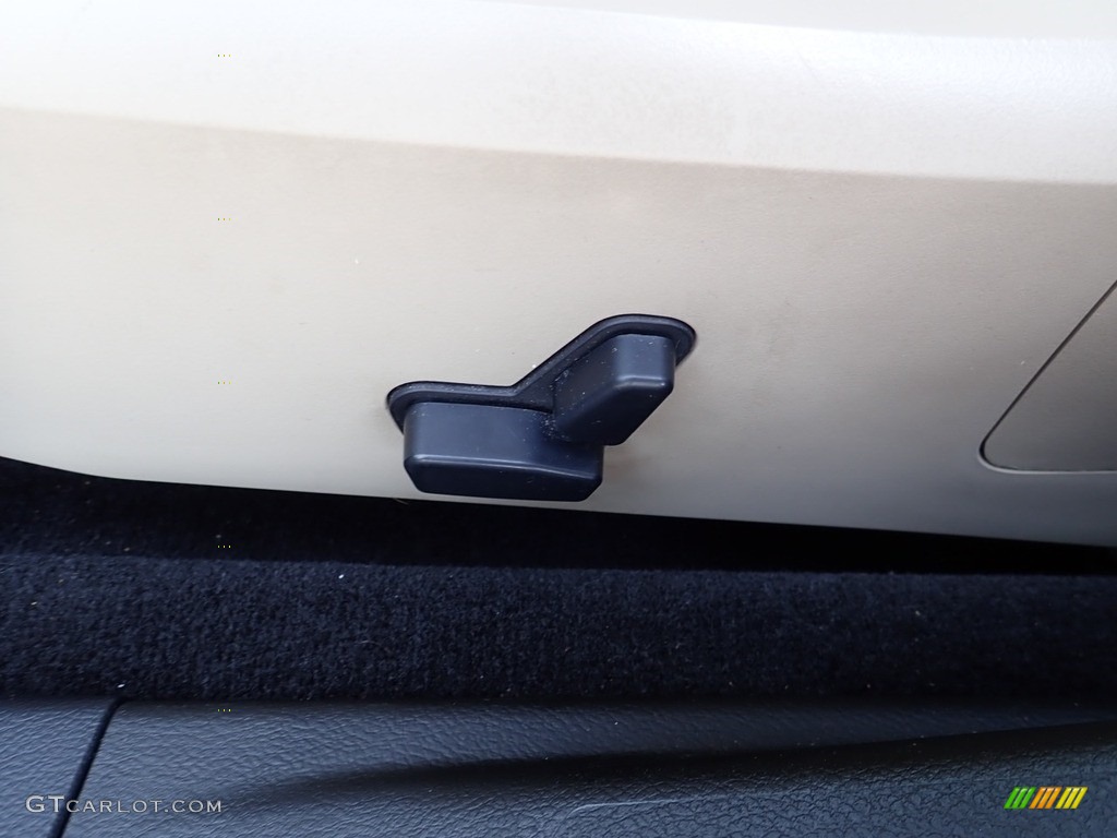 2014 200 LX Sedan - Cashmere Pearl / Black/Light Frost Beige photo #24