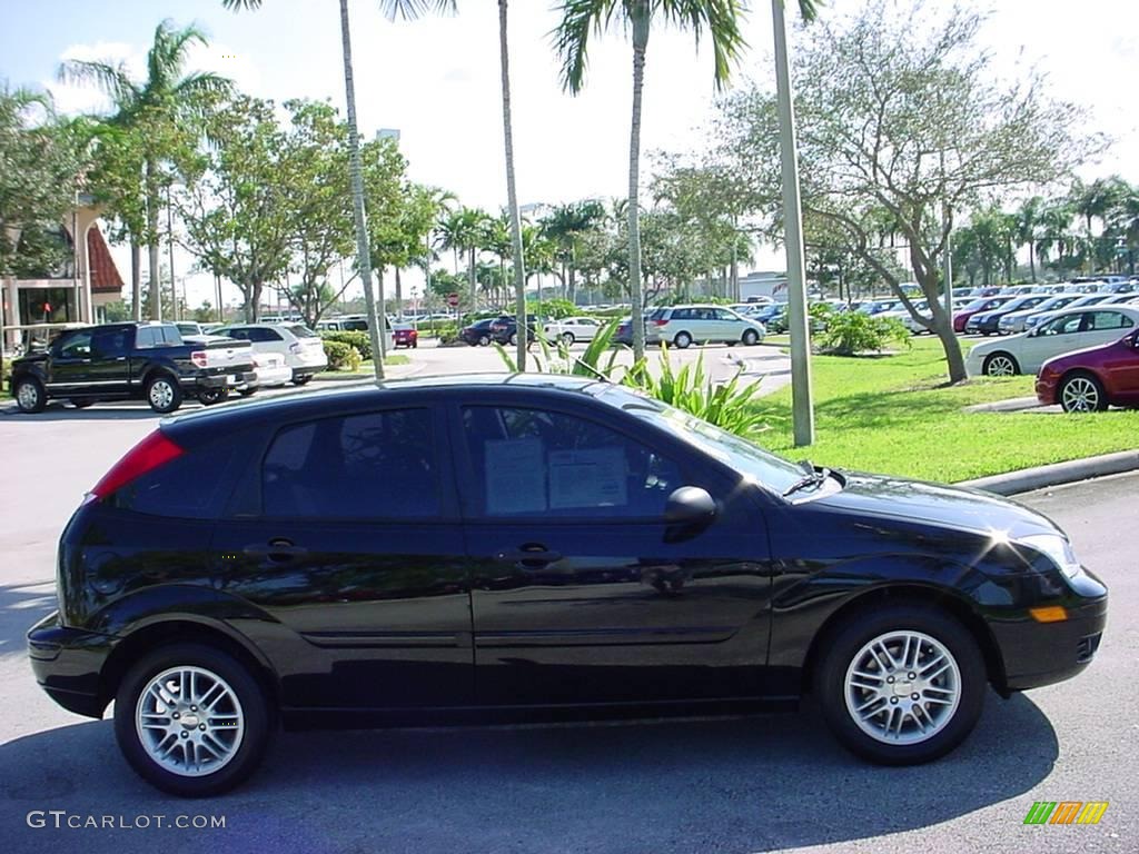 2007 Focus ZX5 S Hatchback - Pitch Black / Charcoal photo #2
