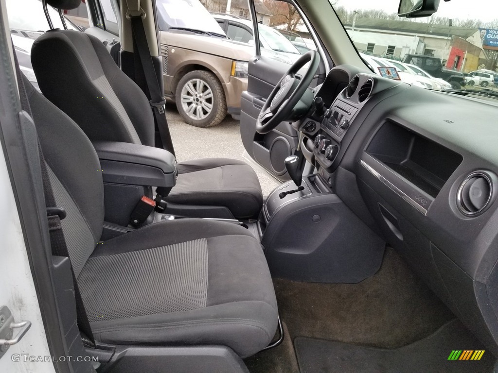 2015 Patriot Sport 4x4 - Bright White / Dark Slate Gray/Light Pebble Beige photo #17