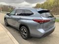 2021 Moon Dust Toyota Highlander XLE AWD  photo #2