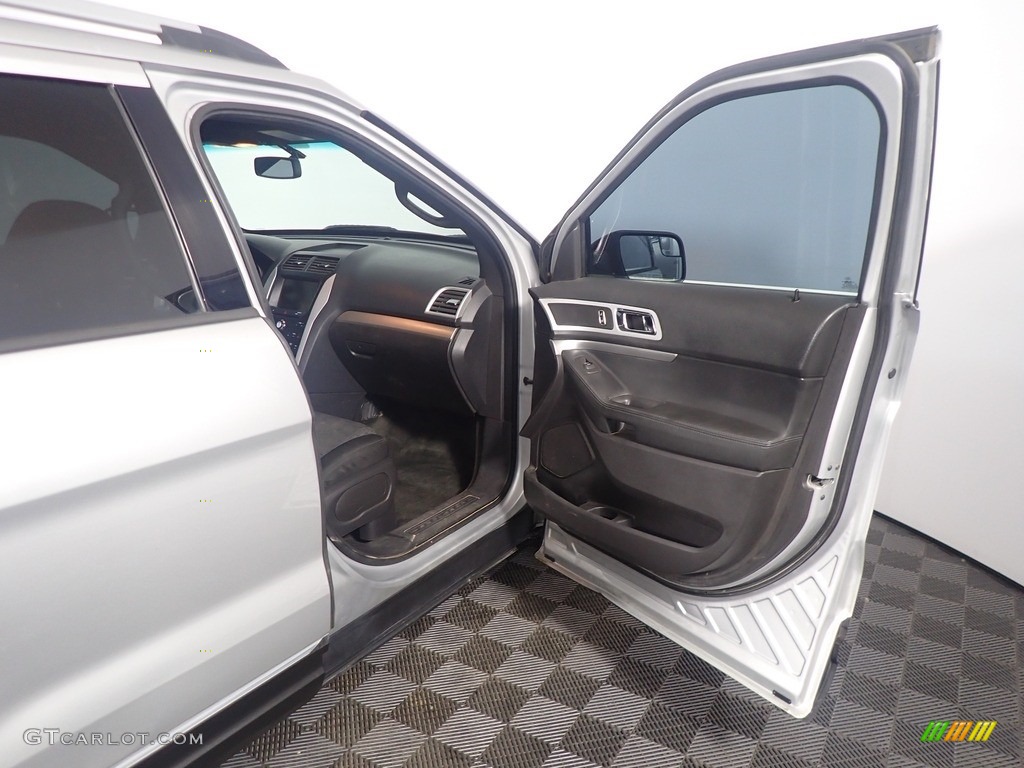 2012 Explorer XLT 4WD - Ingot Silver Metallic / Charcoal Black photo #37