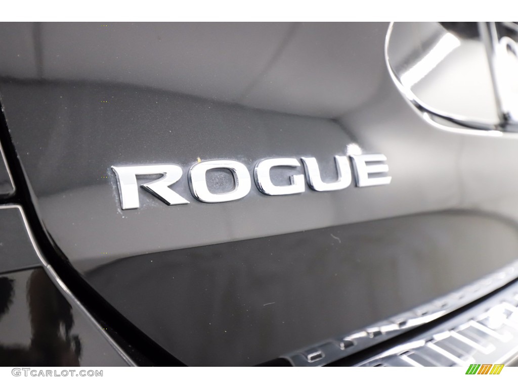 2017 Nissan Rogue S Marks and Logos Photos