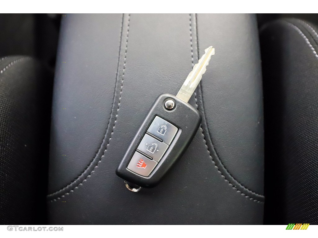 2017 Nissan Rogue S Keys Photos