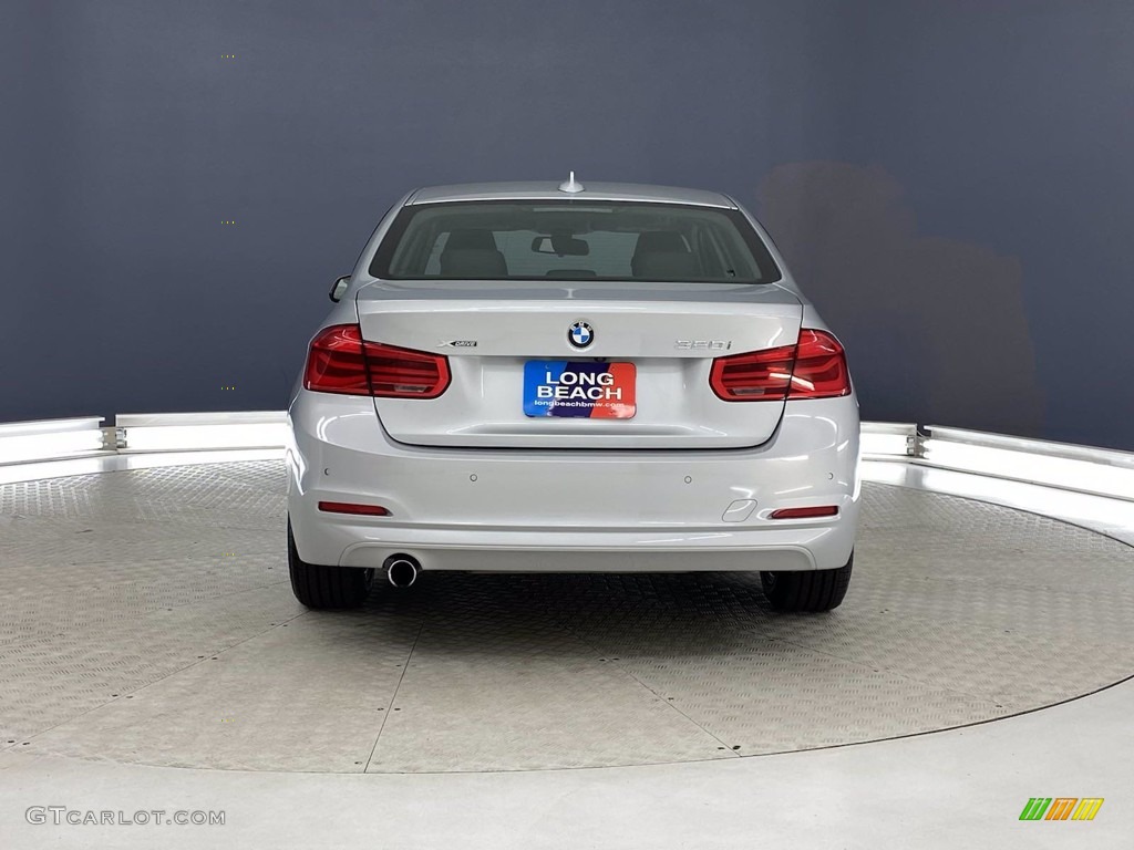2018 3 Series 320i xDrive Sedan - Glacier Silver Metallic / Black photo #3