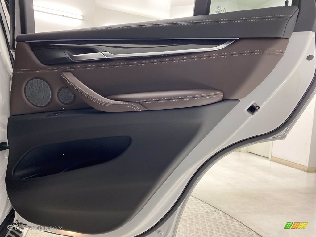 2018 BMW X5 xDrive35d Door Panel Photos