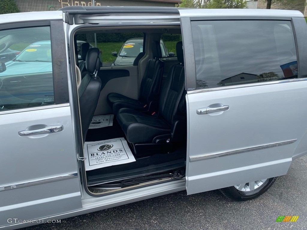 2012 Town & Country Touring - L - Bright Silver Metallic / Black/Light Graystone photo #39