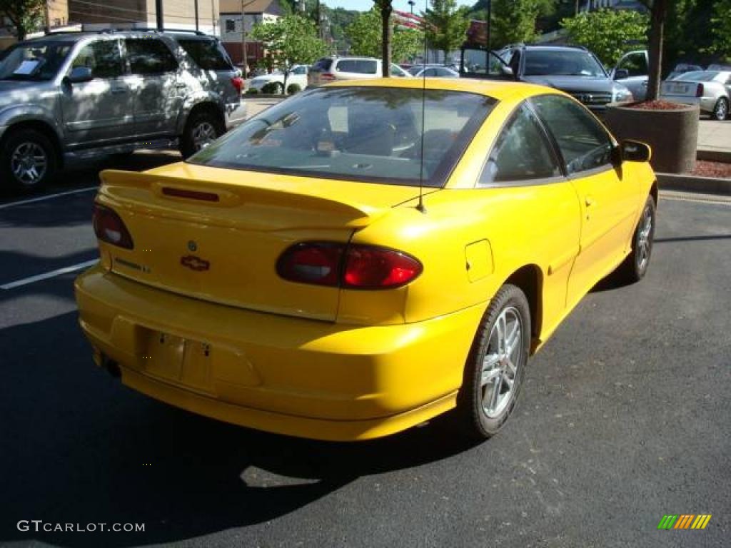2002 Cavalier LS Sport Coupe - Yellow / Graphite photo #4
