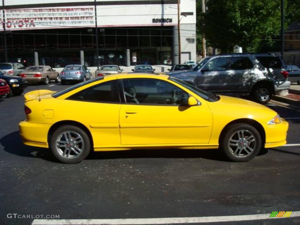 2002 Cavalier LS Sport Coupe - Yellow / Graphite photo #5
