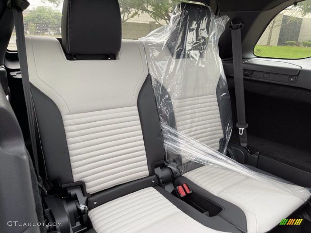 2021 Land Rover Discovery P360 S R-Dynamic Rear Seat Photos