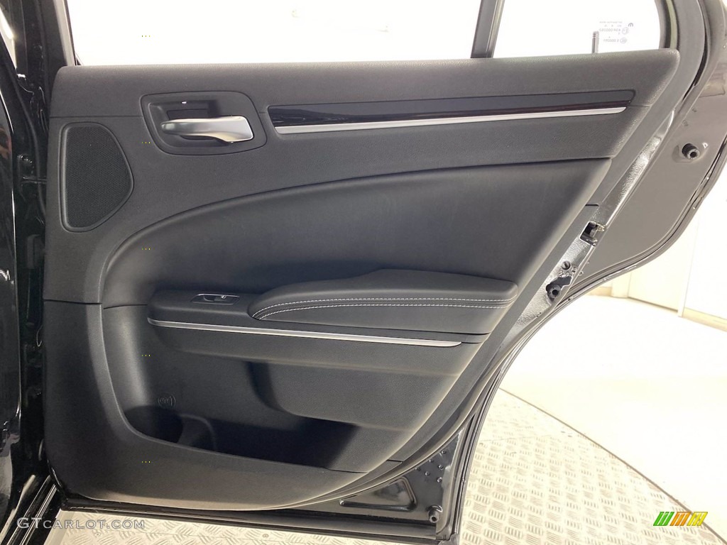 2018 Chrysler 300 S Door Panel Photos