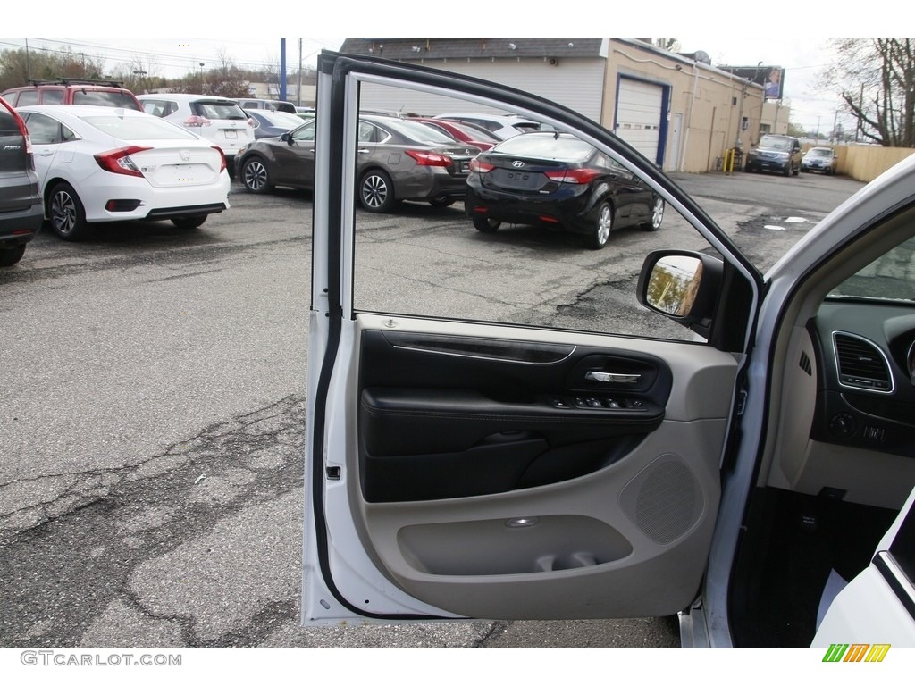 2015 Town & Country Touring - Bright White / Black/Light Graystone photo #9