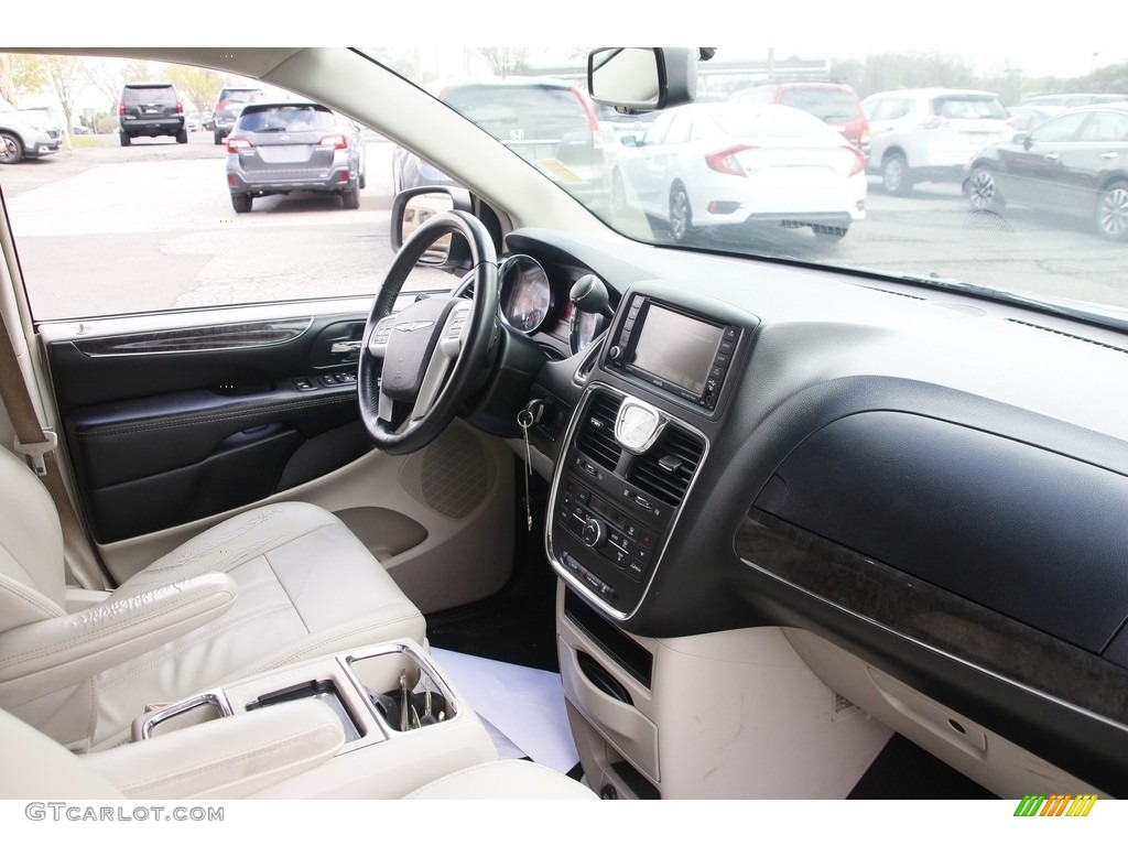 2015 Town & Country Touring - Bright White / Black/Light Graystone photo #14
