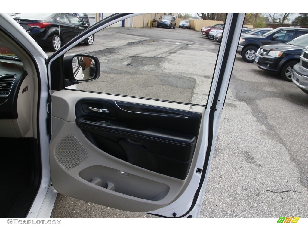 2015 Town & Country Touring - Bright White / Black/Light Graystone photo #15