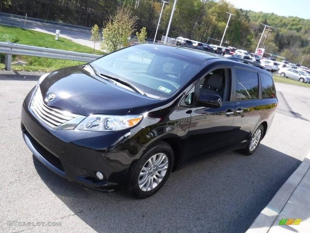 2017 Sienna XLE - Midnight Black Metallic / Ash photo #12