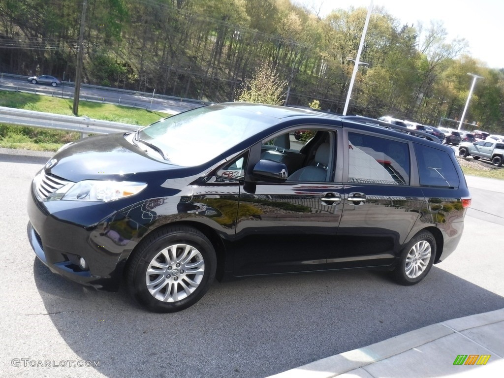 2017 Sienna XLE - Midnight Black Metallic / Ash photo #13