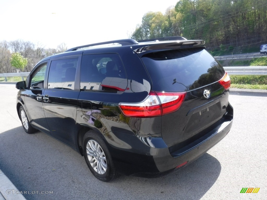 2017 Sienna XLE - Midnight Black Metallic / Ash photo #14