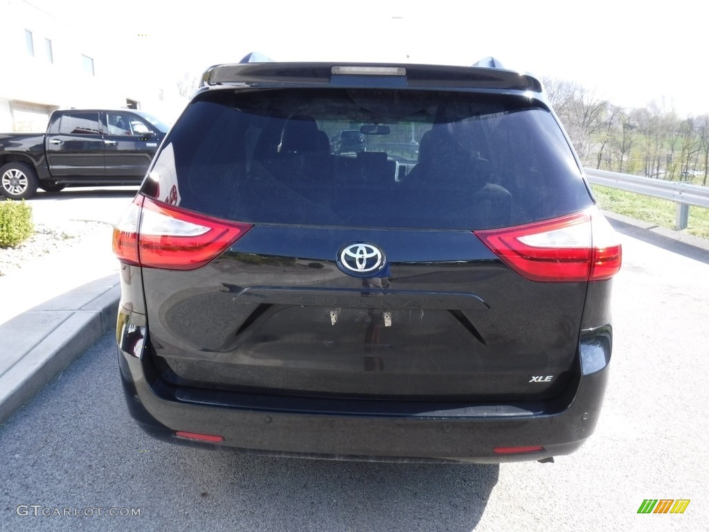 2017 Sienna XLE - Midnight Black Metallic / Ash photo #15