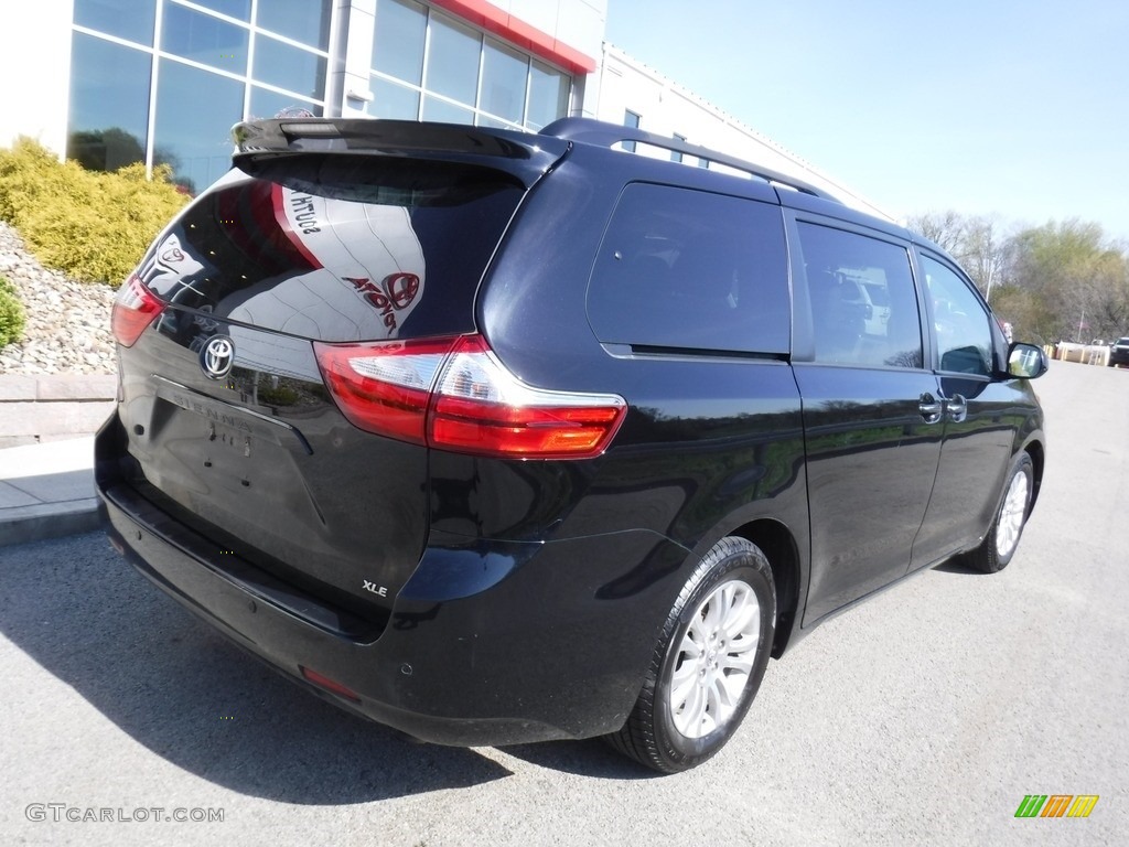 2017 Sienna XLE - Midnight Black Metallic / Ash photo #16