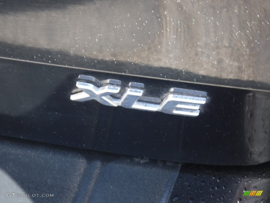 2017 Sienna XLE - Midnight Black Metallic / Ash photo #17