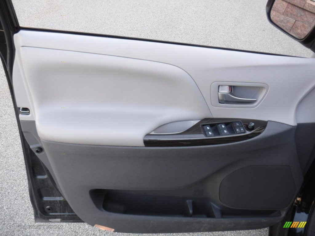 2017 Sienna XLE - Midnight Black Metallic / Ash photo #20