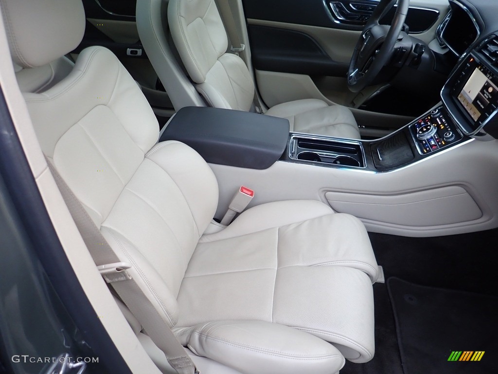 2017 Lincoln Continental Reserve AWD Front Seat Photo #141864199