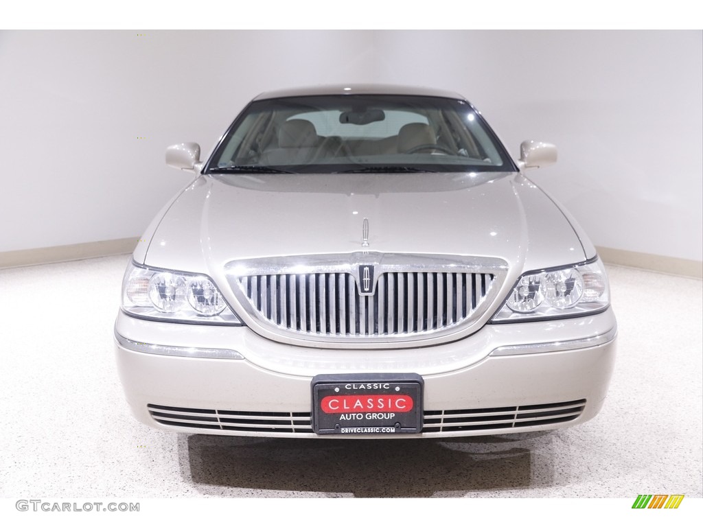 2004 Town Car Signature - Pueblo Gold Metallic / Medium Dark Parchment/Light Parchment photo #2
