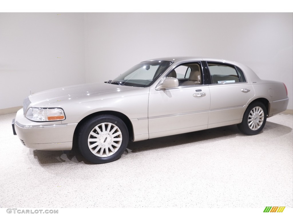 2004 Town Car Signature - Pueblo Gold Metallic / Medium Dark Parchment/Light Parchment photo #3