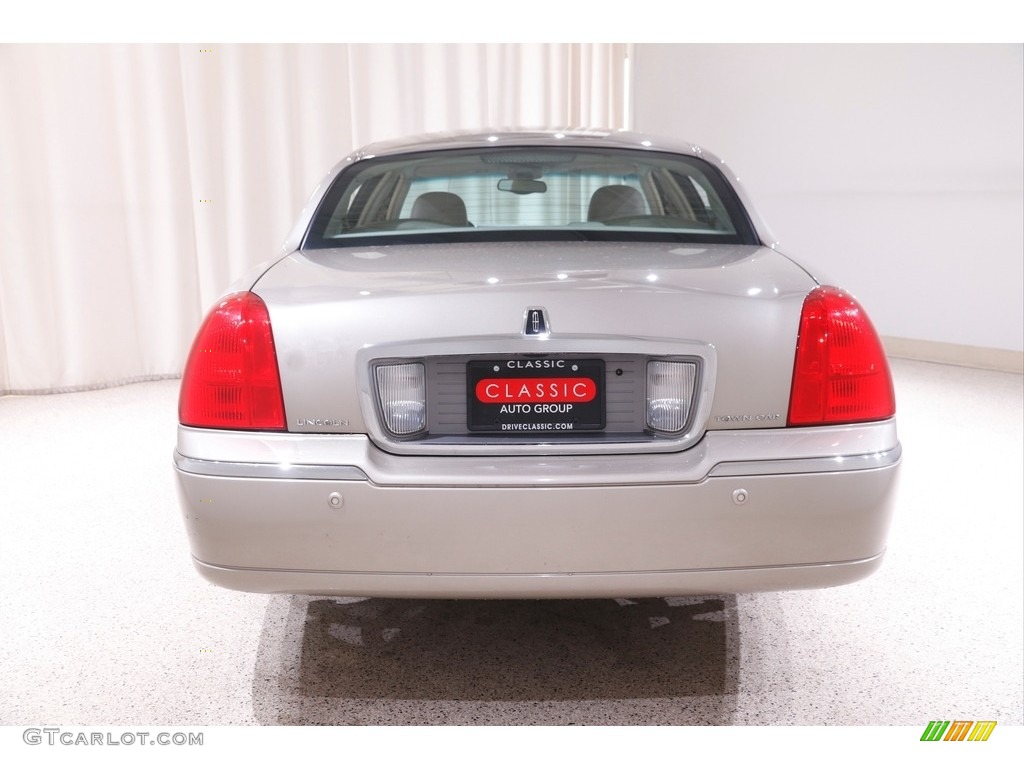 2004 Town Car Signature - Pueblo Gold Metallic / Medium Dark Parchment/Light Parchment photo #17