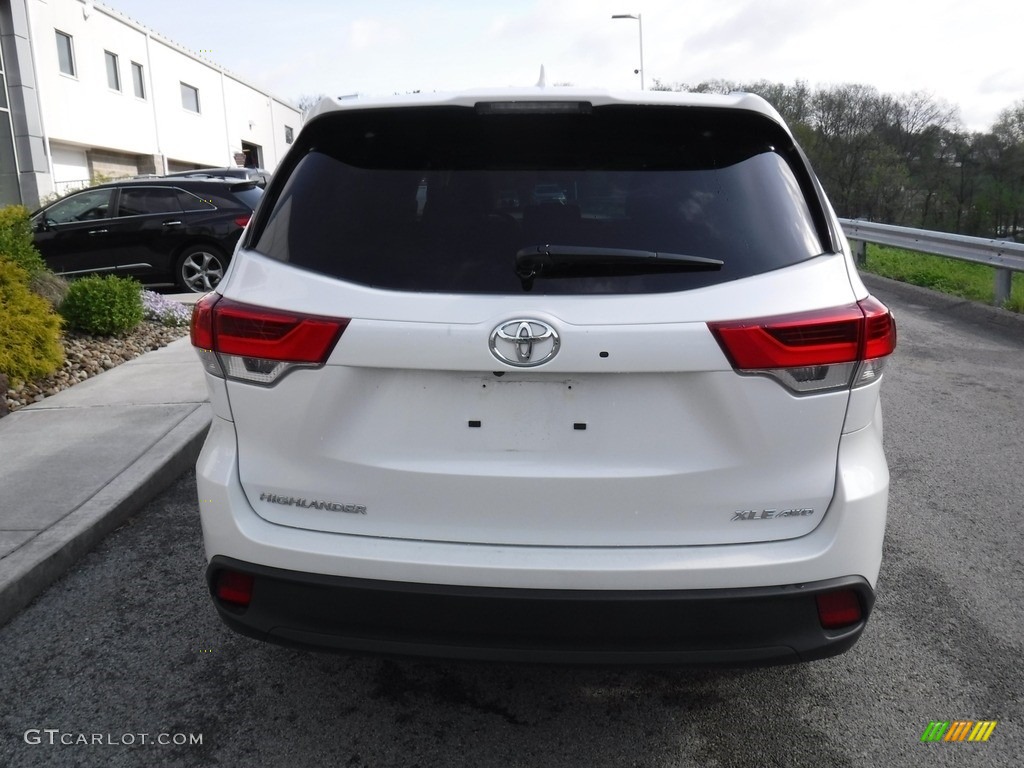 2019 Highlander XLE AWD - Blizzard Pearl White / Almond photo #12