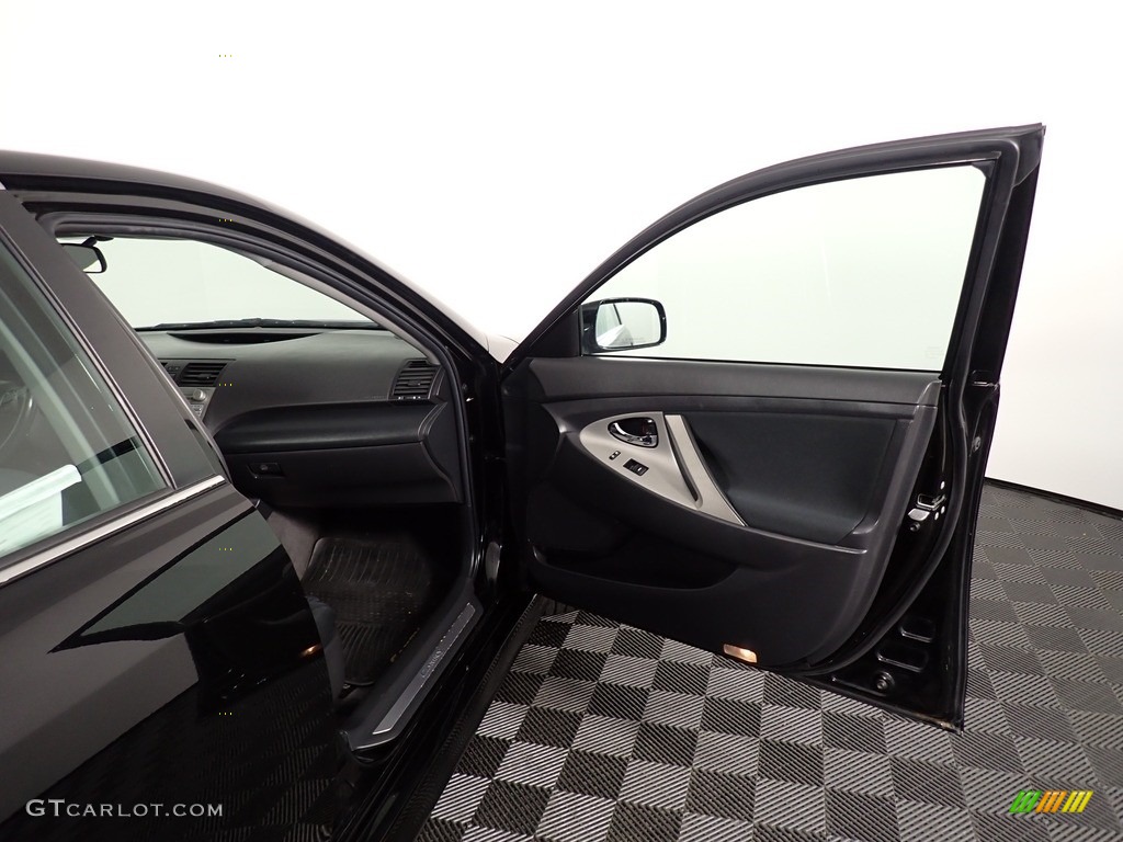 2011 Camry SE - Black / Dark Charcoal photo #28
