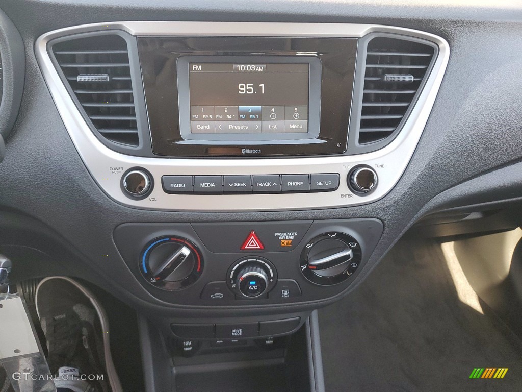 2021 Accent SE - Olympus Silver / Black photo #18