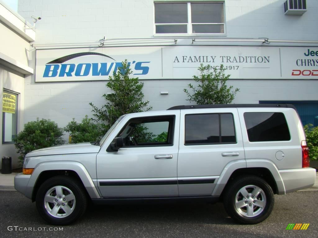 Bright Silver Metallic Jeep Commander