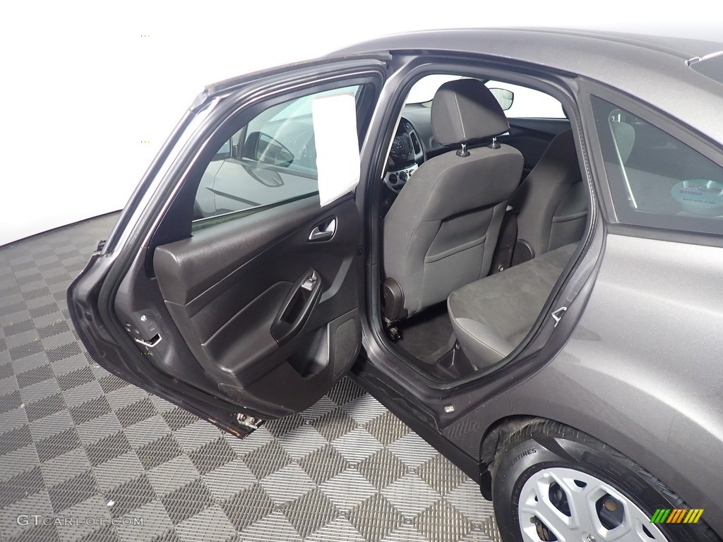 2014 Focus SE Sedan - Sterling Gray / Charcoal Black photo #33