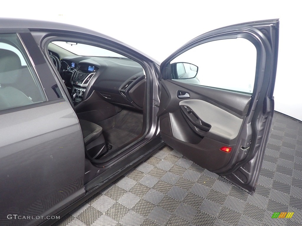 2014 Focus SE Sedan - Sterling Gray / Charcoal Black photo #37