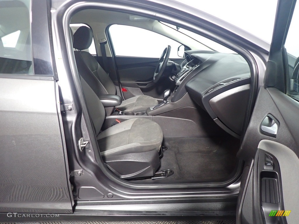 2014 Focus SE Sedan - Sterling Gray / Charcoal Black photo #38