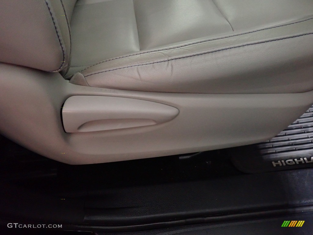 2015 Highlander XLE AWD - Attitude Black Metallic / Ash photo #44